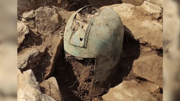 Helm Berusia 2.500 Tahun Ditemukan di Gundukan Kuburan, Kondisinya Masih Sempurnanbsp;